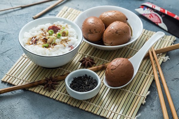 Les lémuriens de Madagascar ont-ils des dialectes vocaux distincts selon la région ?